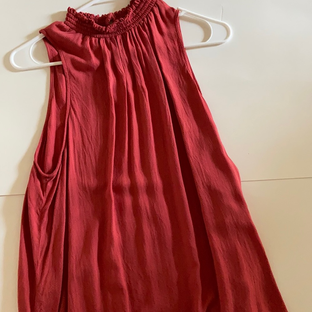 High collar no sleeve blouse